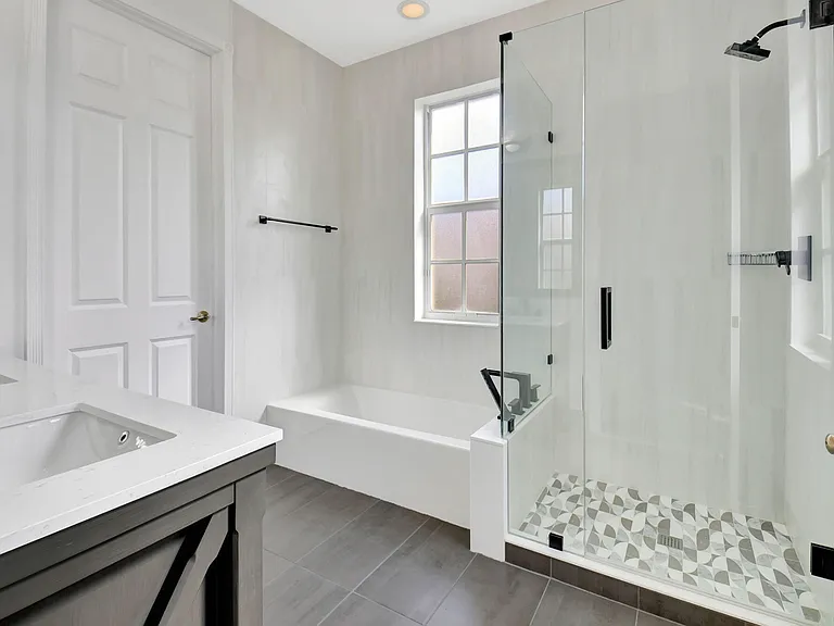 838 NW 83rd Ln — Photo 3