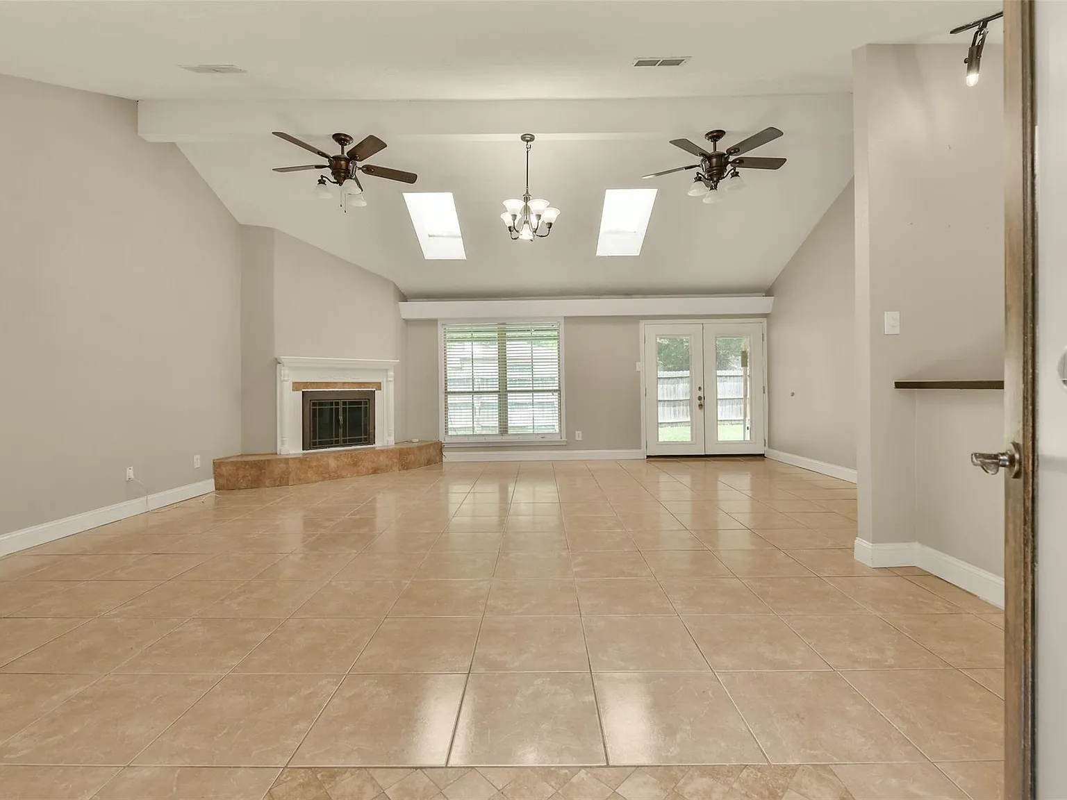 3 bed, 2.0 bath, 2043 sqft, $1,950 — Photo 4
