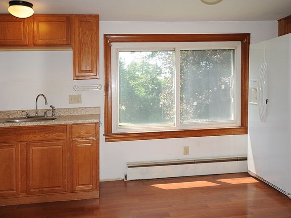 5th image of 28 Pleasant St