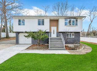 24 1st Ct, Ronkonkoma, NY 11779