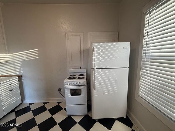 4th image of 902 E Palm Ln APT 8