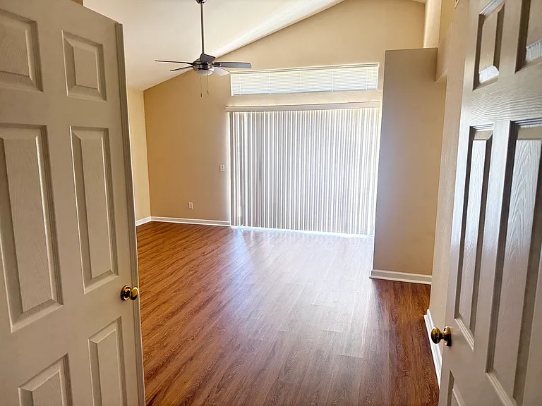 3143 Mariposa Ave — Photo 9