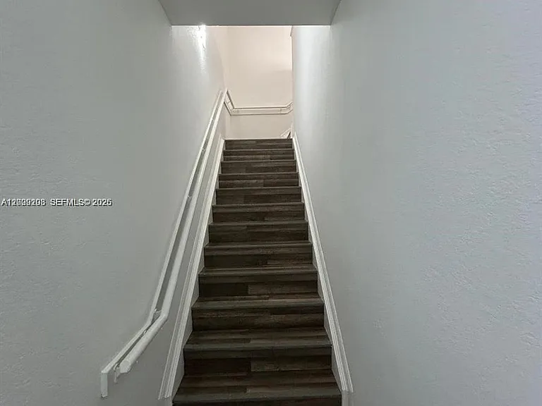 1002 Belmont Ln #1002 — Photo 3