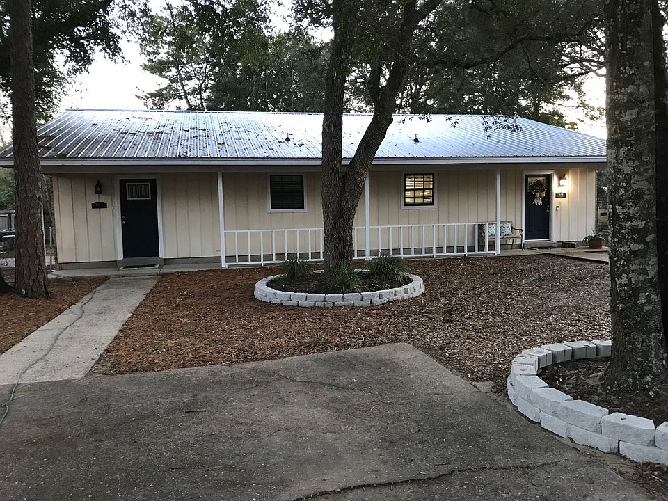 This is the front of the cottages.
307B Lincoln is on the right.