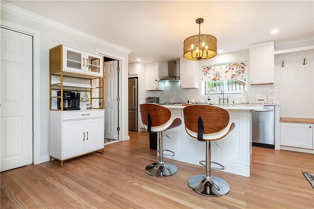 2 bed, 1.0 bath, 1247 sqft, $2,200 — Photo 4