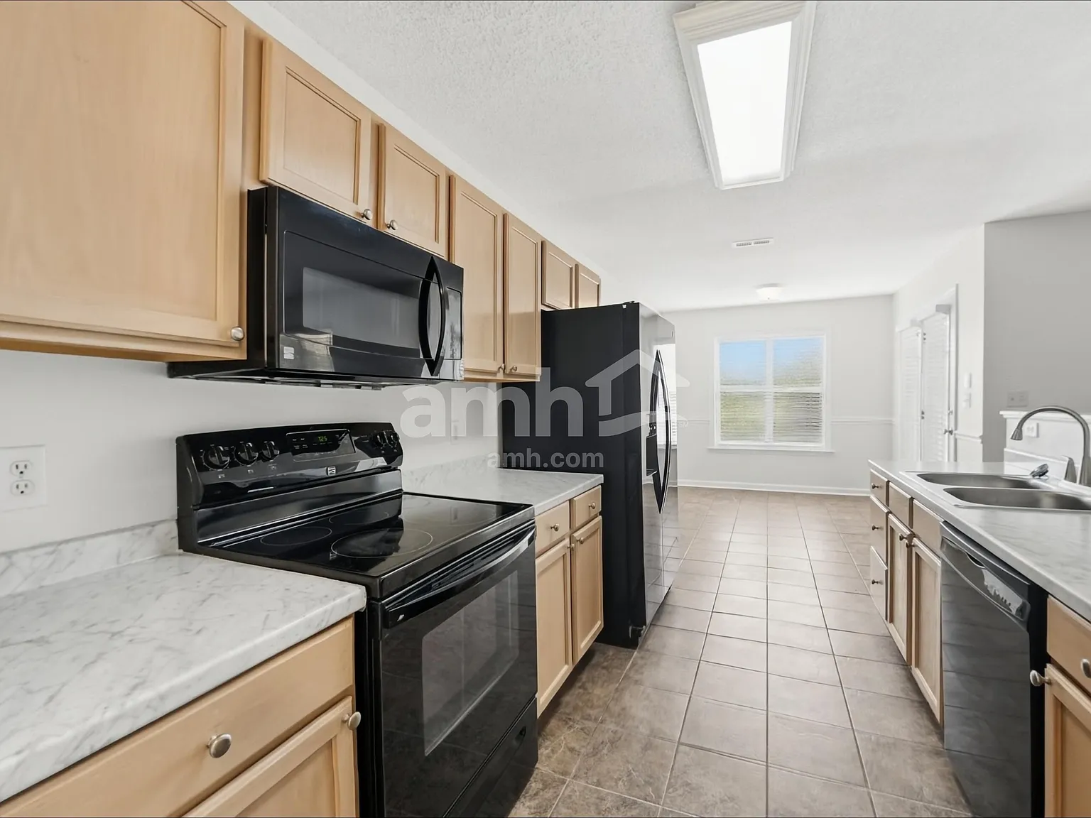 3 bed, 2.5 bath, 1485 sqft, $1,940 — Photo 3