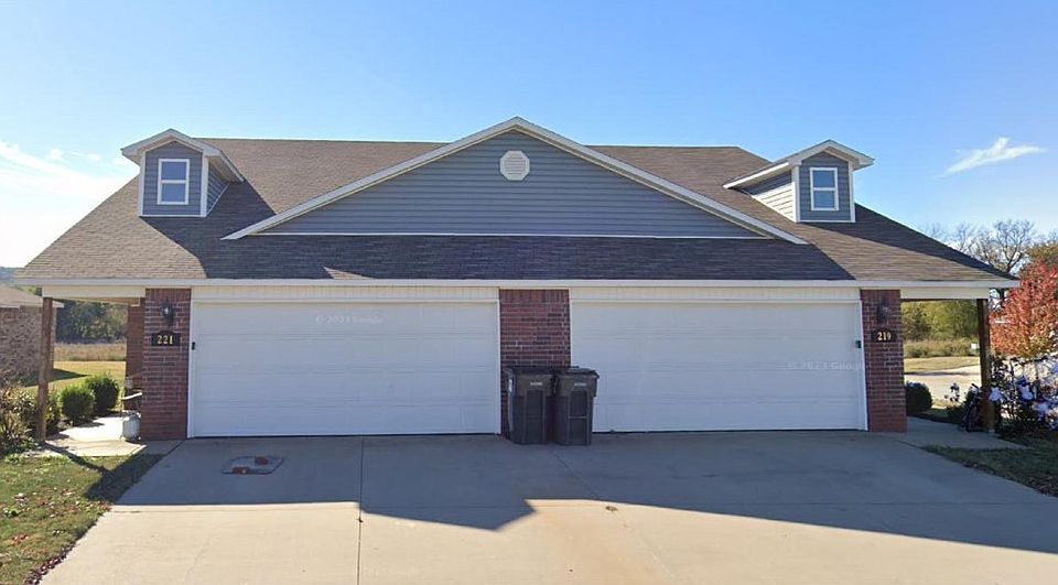 1st image of 219 & 221 E Anabranch Ct