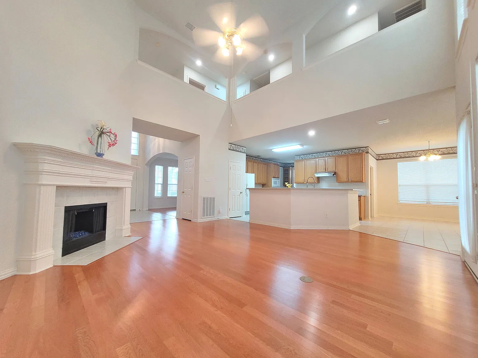 4 bed, 2.5 bath, 3072 sqft, $3,200 — Photo 4
