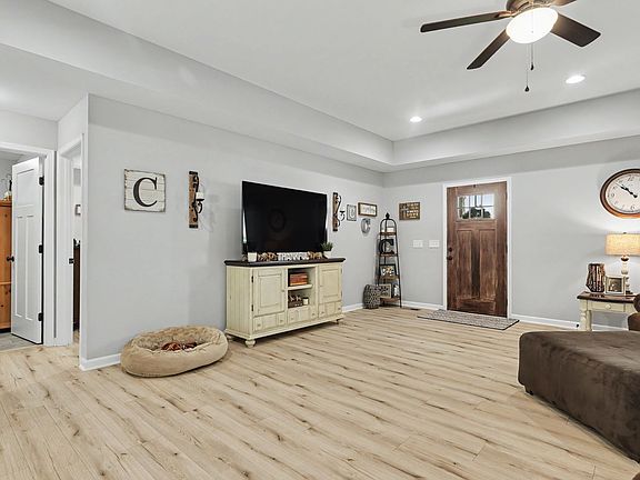 4th image of 378 Randall Ln
