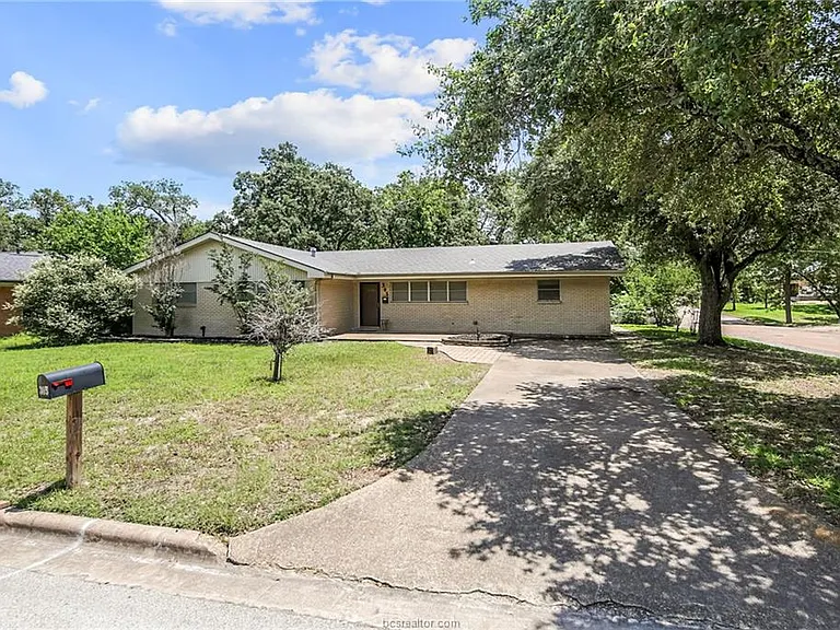 305 Brookside Dr W — Photo 4