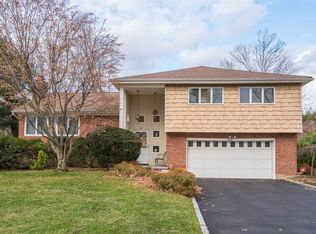 16 Lilac Dr, Syosset, NY 11791