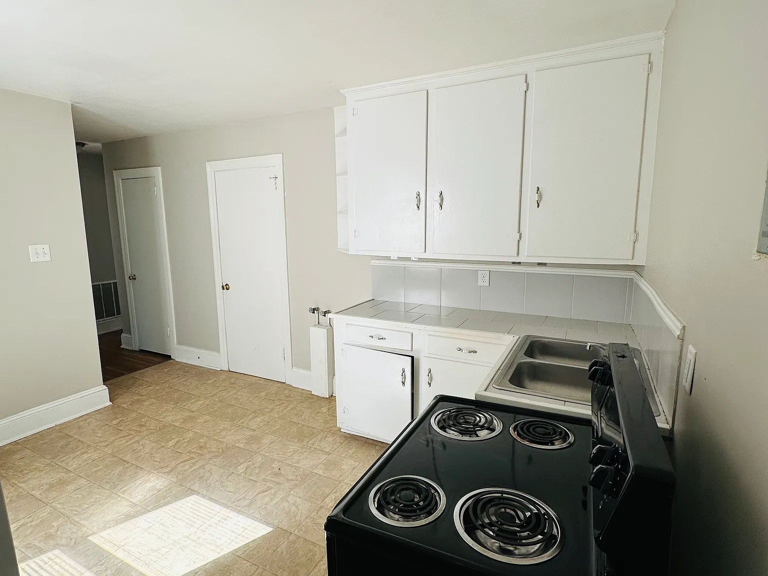 320 Sylvania Ave — Photo 2