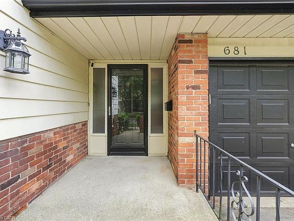 3rd image of 681 Empress Cres