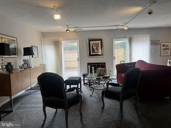 5th image of 10 Cobbler Ct #F