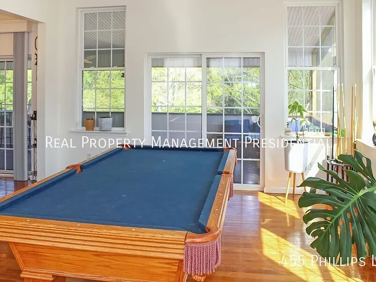 455 Phillips Ln — Photo 9