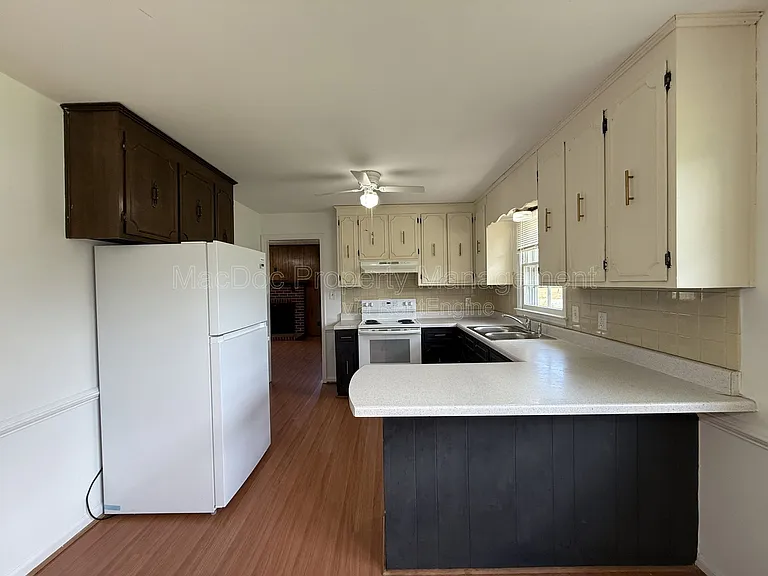1804 Sherwood Dr — Photo 7