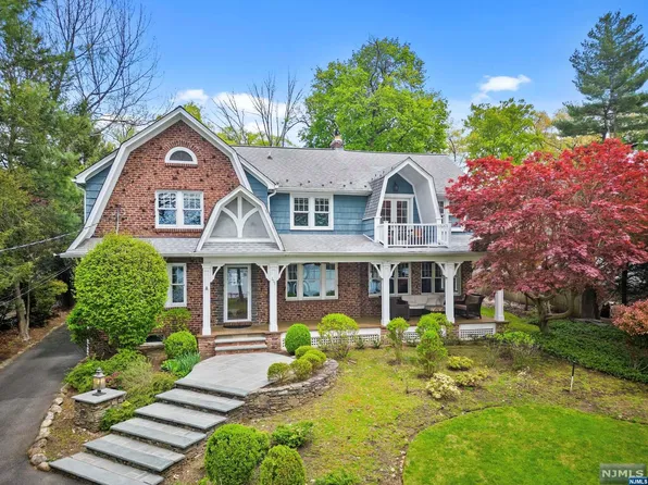 335 Parkside Rd, Harrington Park, NJ 07640
