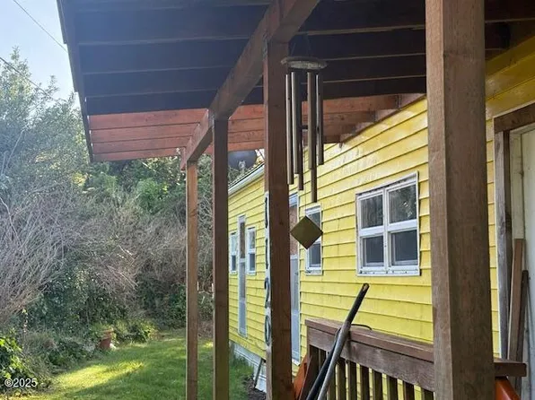 1120 S Crestline Dr, Waldport, OR 97394