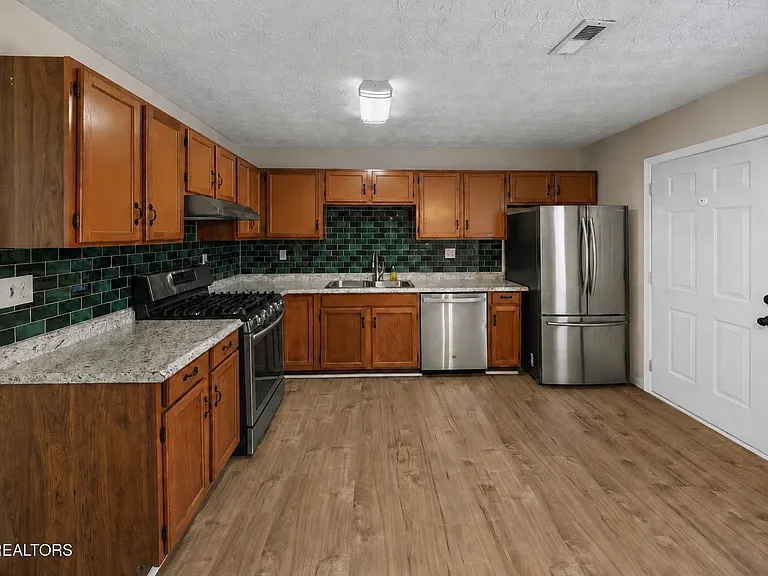 801 Valerie Ln — Photo 3
