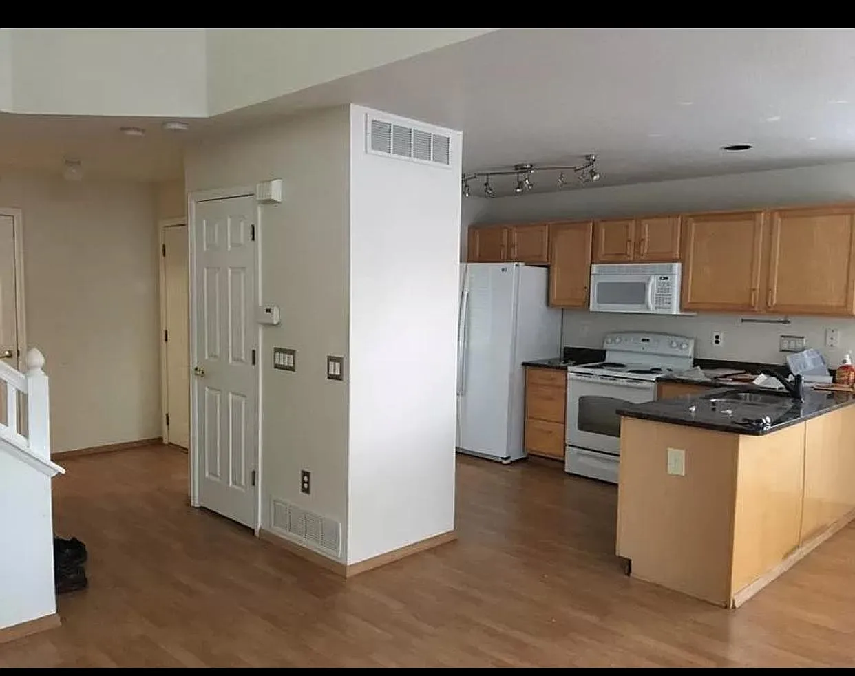 3 bed, 1322 sqft, $2,200 — Photo 2