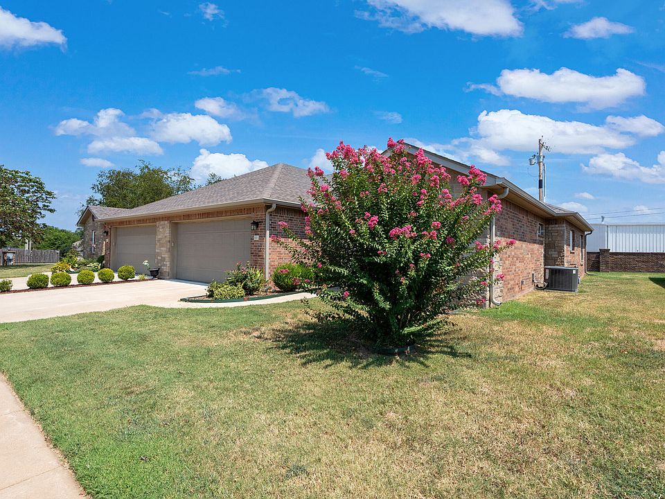 1st image of 103 Saint Andrews Ln