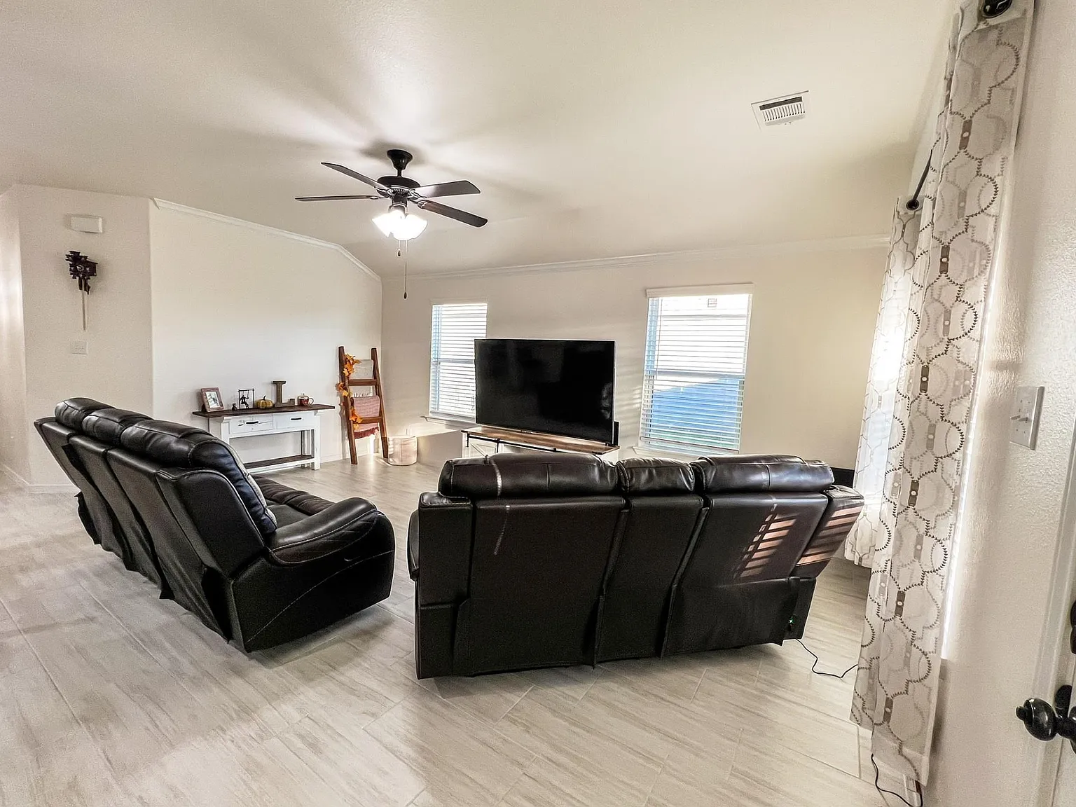 3 bed, 2.0 bath, 1673 sqft, $1,900 — Photo 4