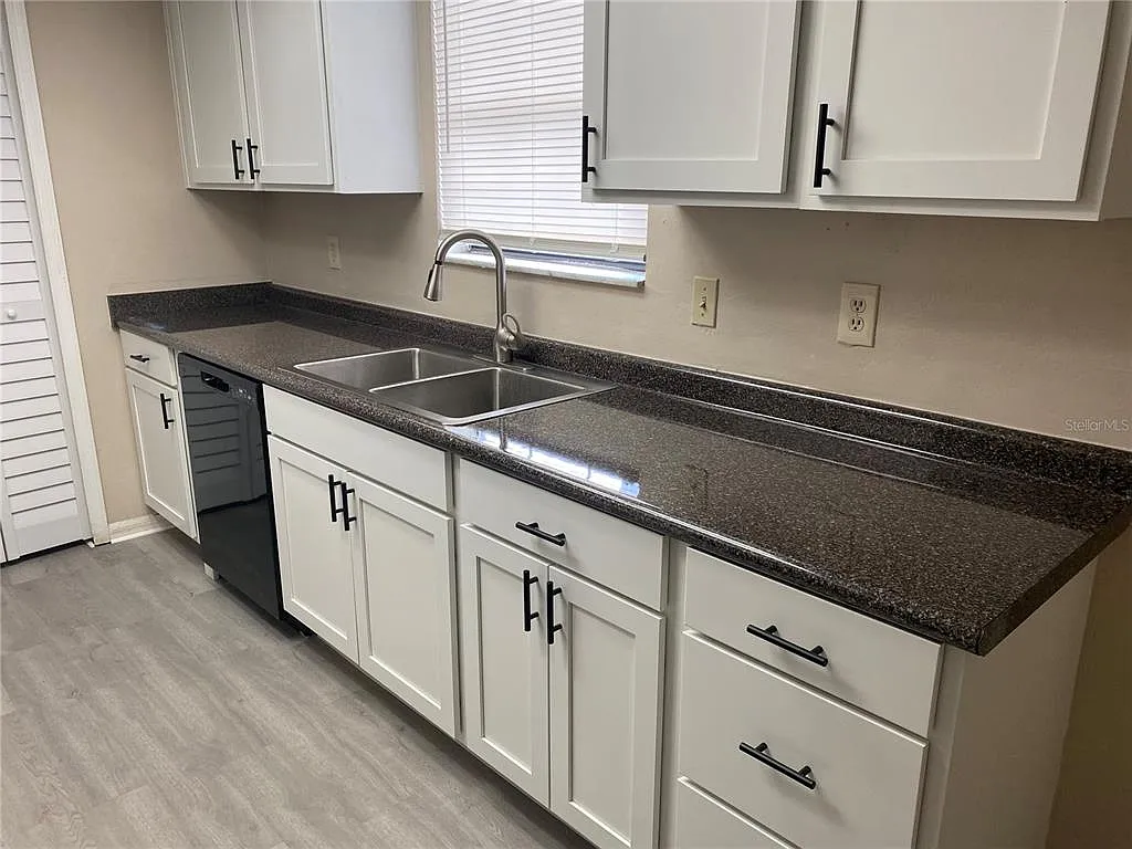 3 bed, 2.0 bath, 1332 sqft, $1,795 — Photo 3