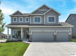 18603 Blackwalnut St, Omaha, NE 68136