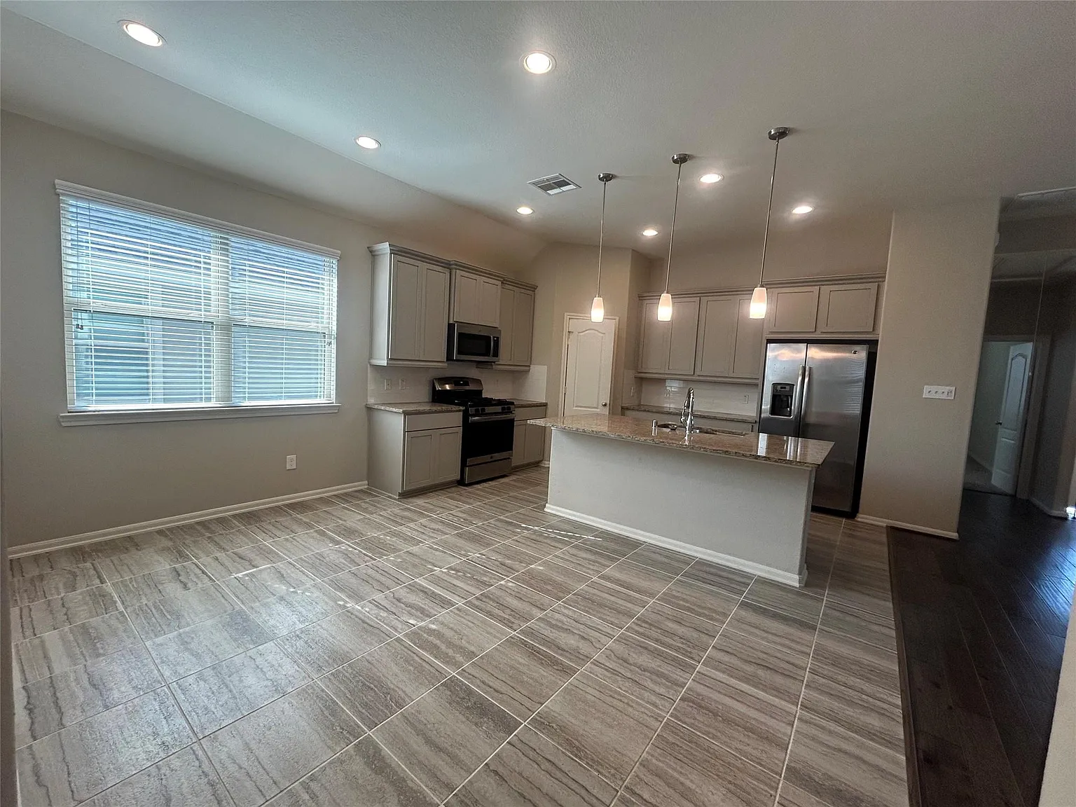 3 bed, 2.5 bath, 2130 sqft, $2,500 — Photo 3