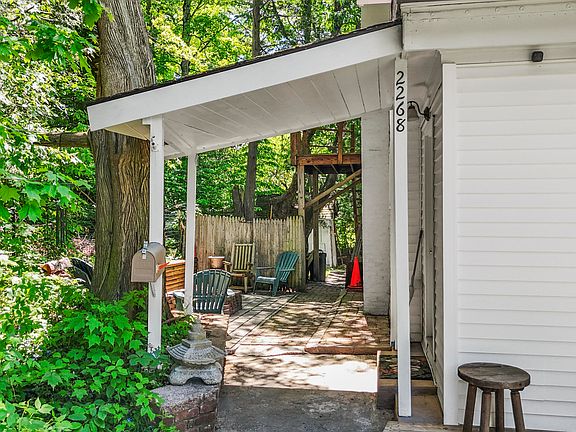 3rd image of 2268 Saranac Ave