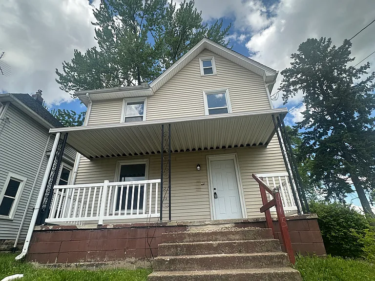915 Troy Pl NW — Photo 1