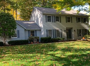 19 Berkshire Dr, Clifton Park, NY 12065