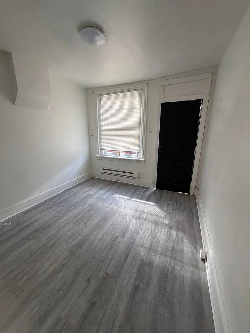 Single Family Home in the City of Reading — Photo 3