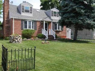 17 Livingston St, Huntington Station, NY 11746