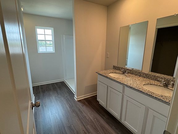 Dual vanity large master bath room