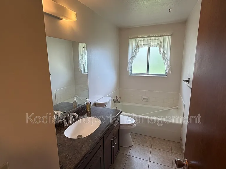 652 E 1700 S — Photo 13
