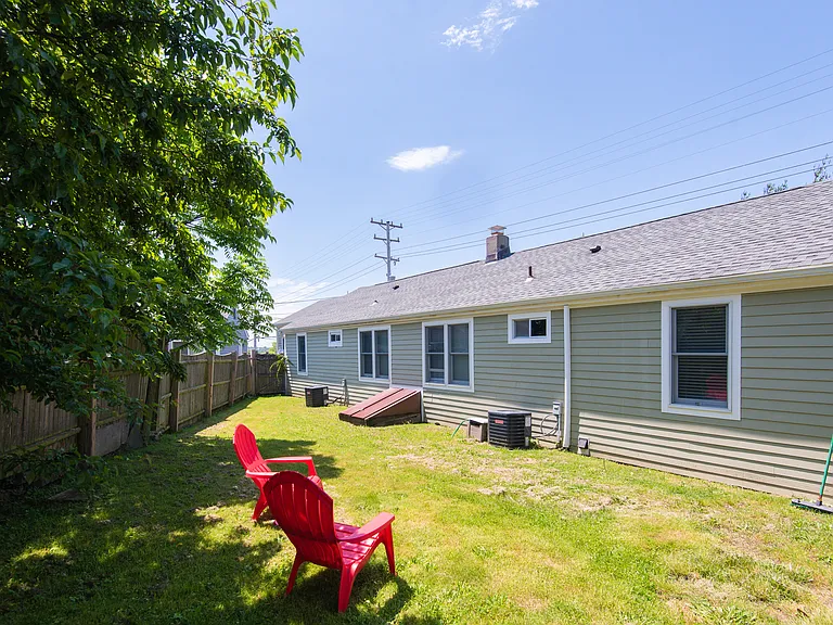 393 Aquidneck Ave — Photo 12
