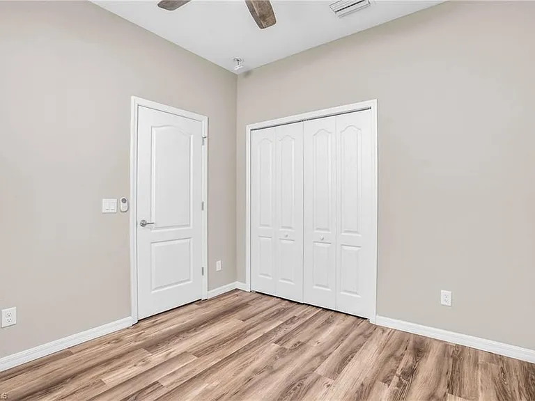 2061 Hamlin St — Photo 14