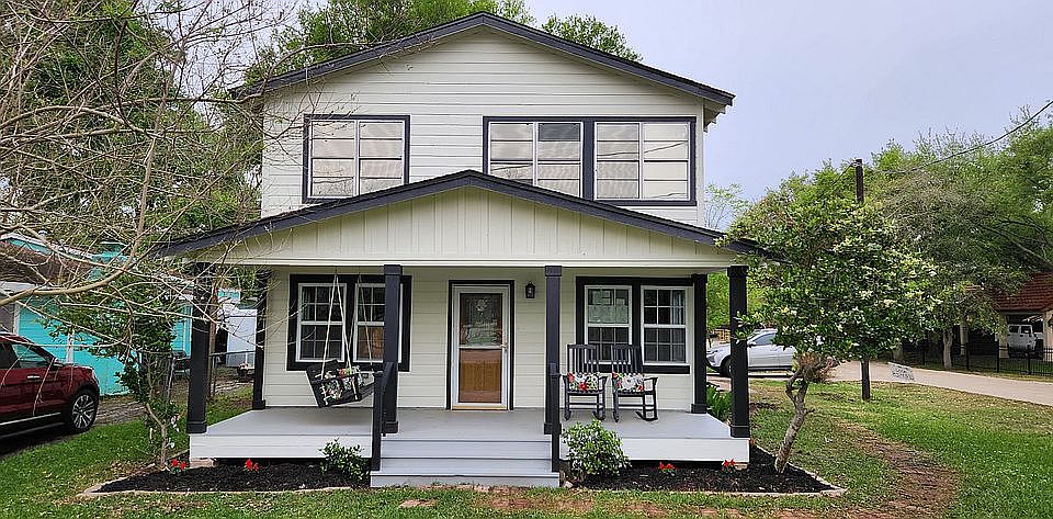 Side facing East Shore Dr