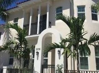 906 NE 17th Way, Fort Lauderdale, FL 33304
