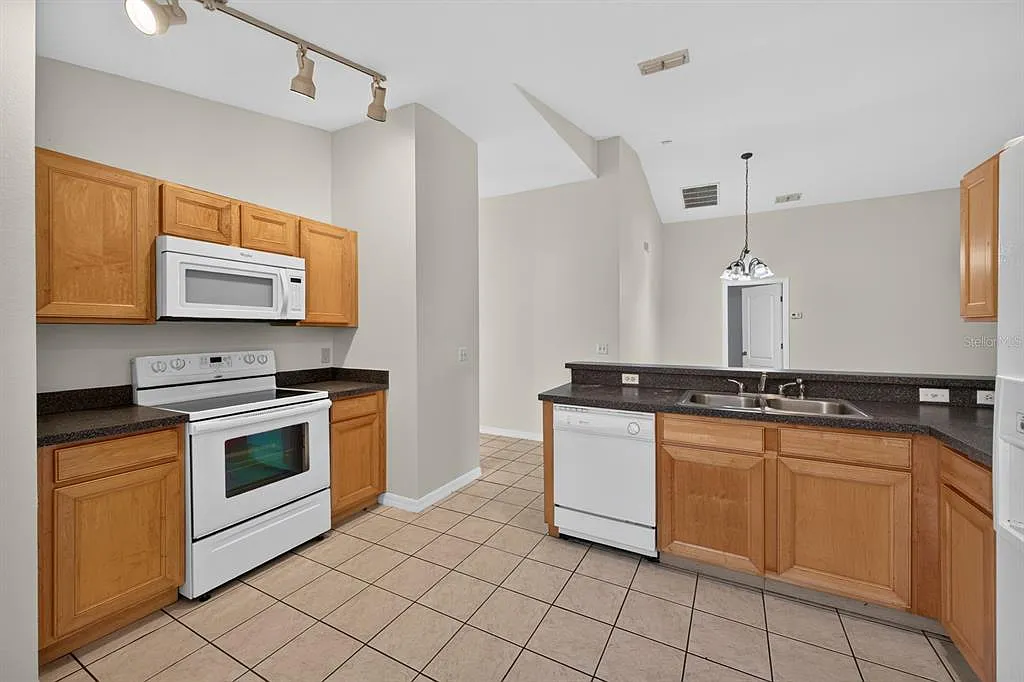 5 bed, 3.0 bath, 1662 sqft, $2,350 — Photo 4