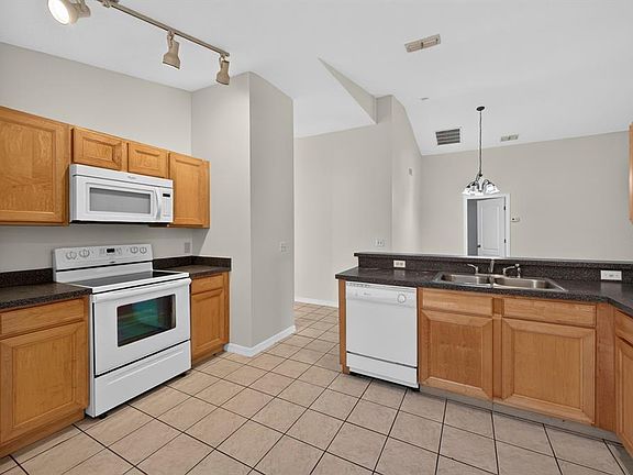 4th image of 839 Sandy Ridge Dr
