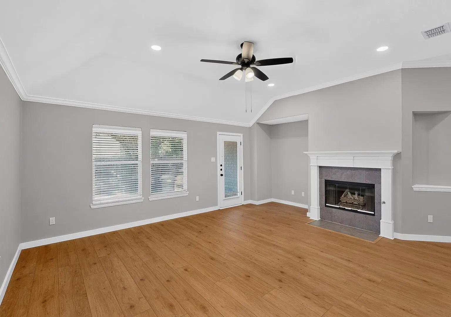 3 bed, 2.0 bath, 1836 sqft, $2,700 — Photo 2