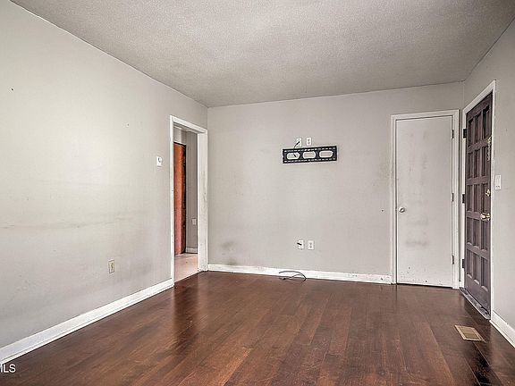 3rd image of 816 Burwind Ct