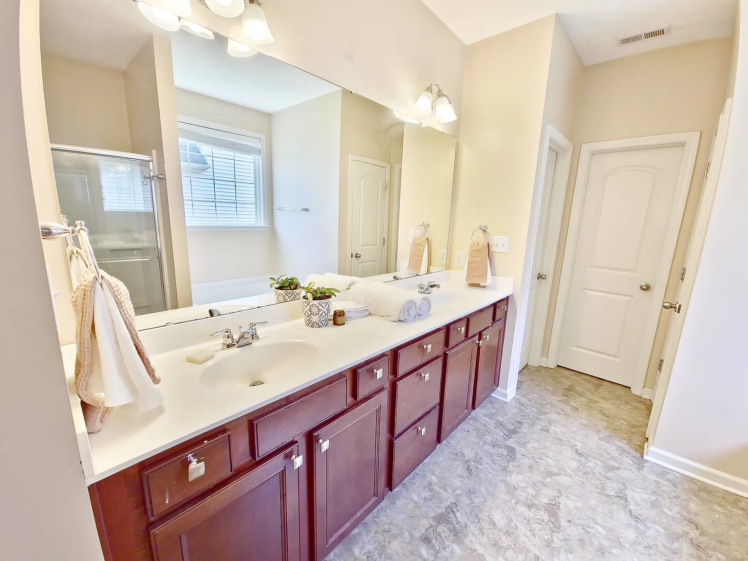 3 bed, 1952 sqft, $850 — Photo 3