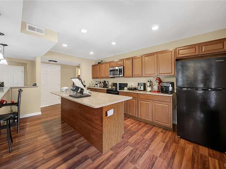 447 E Washington St — Photo 7