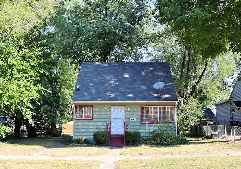 816 E Homer St photo 1