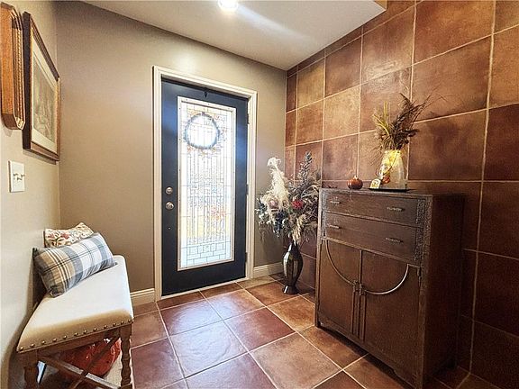 5th image of 765 Diamond Lane