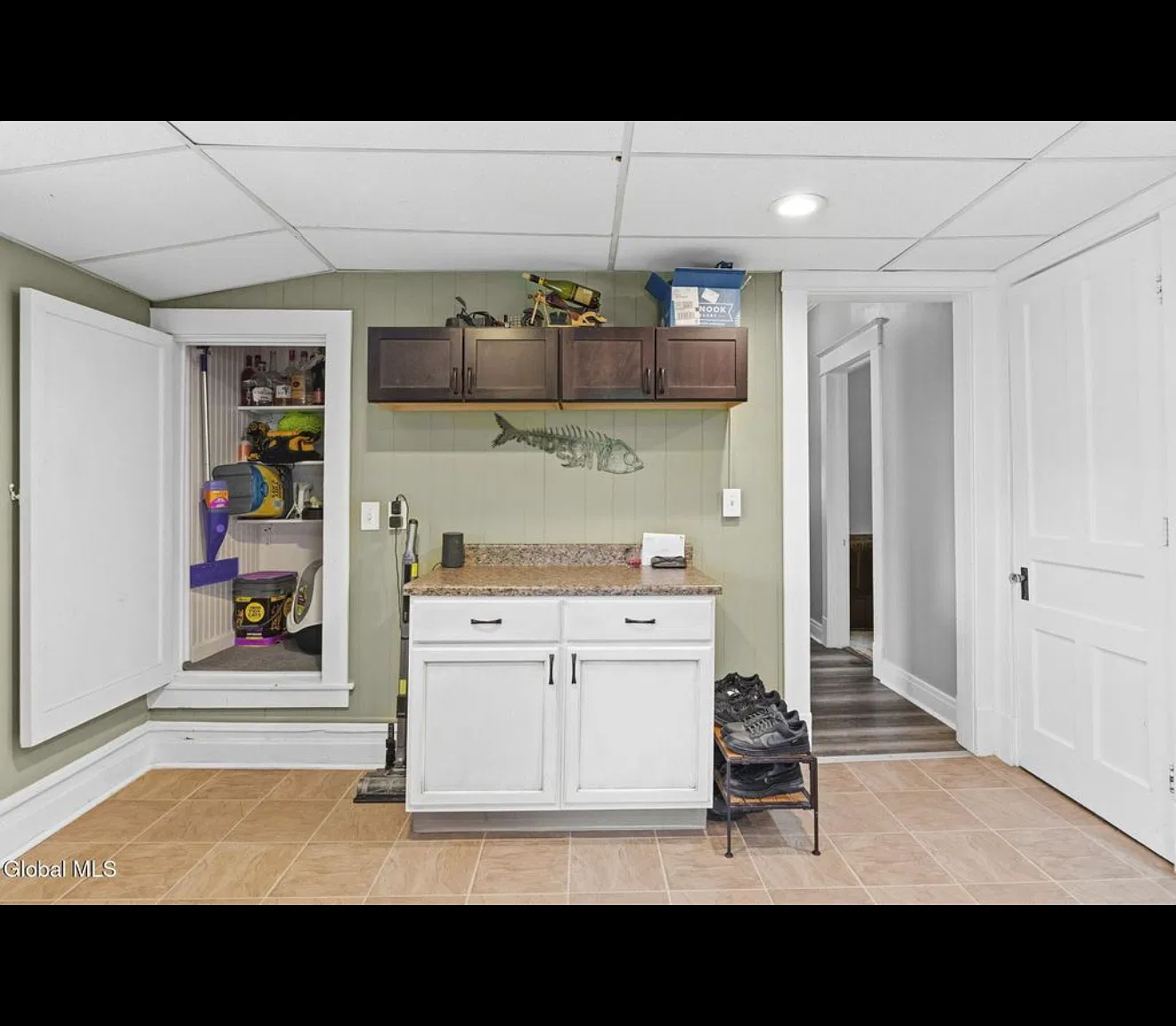 3 bed, 1300 sqft, $2,050 — Photo 2