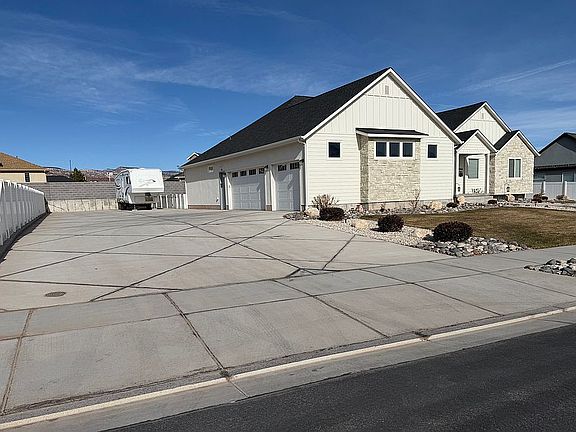 3rd image of 944 W Torrey Pines Dr